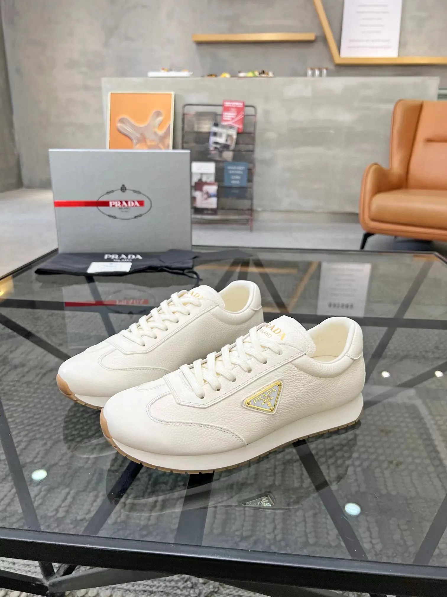 Factory price: 400💰Prada new men's leather sports shoes, the highest version on the market, any comparison is welcome🆚! The original leather has excellent texture and is super high-end! Fetal sheep net lining imported from Italy, removable pad! Luxurious materials and fine workmanship, highly recommended! Code number: 38-44, customized 45